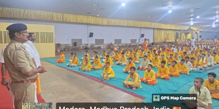 *विद्यालय परिसर में थाना उमरिया पान द्वारा छात्रों को दी गई सायबर सुरक्षा, नशा मुक्ति एवं शिक्षा के महत्व की जानकारी*