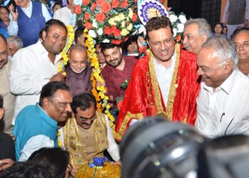 *महापौर द्वारा आयोजित लोक निर्माण मंत्री श्री राकेश सिंह के नागरिक अभिनंदन समारोह में उमड़ा जनसैलाब*  *जबलपुर की जनता का ऋणी हूँ, मेरा हर कदम जनता का ऋण उतारने की दिशा में बढ़ेगा – मंत्री राकेश सिंह*  *जबलपुर के सच्चे जनसेवक श्री राकेश सिंह ने जबलपुर को दिलाई राष्ट्रीय पहचान :- महापौर श्री जगत बहादुर सिंह अन्नू*