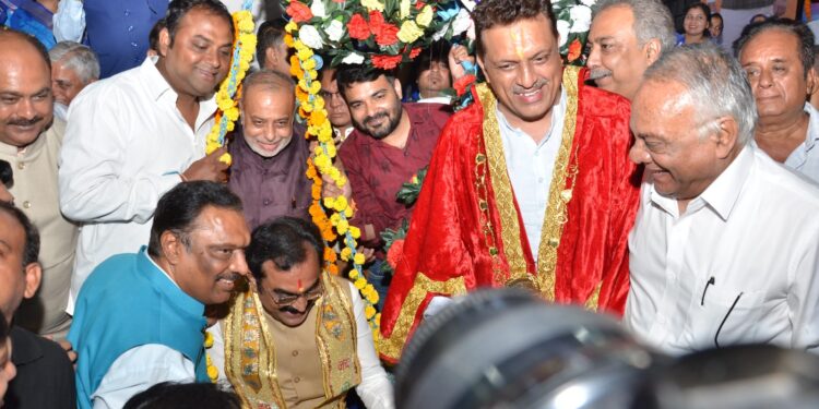 *महापौर द्वारा आयोजित लोक निर्माण मंत्री श्री राकेश सिंह के नागरिक अभिनंदन समारोह में उमड़ा जनसैलाब* *जबलपुर की जनता का ऋणी हूँ, मेरा हर कदम जनता का ऋण उतारने की दिशा में बढ़ेगा – मंत्री राकेश सिंह* *जबलपुर के सच्चे जनसेवक श्री राकेश सिंह ने जबलपुर को दिलाई राष्ट्रीय पहचान :- महापौर श्री जगत बहादुर सिंह अन्नू*