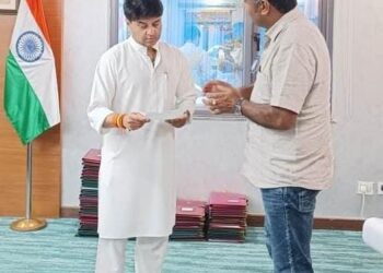 “क्षतिग्रस्त तालाब निर्माण को लेकर” केंद्रीय मंत्री श्री सिंधिया से भेंट कर समस्या से अवगत कराया “जिला पंचायत उपाध्यक्ष लोकेंद्रसिंह खेजडिया