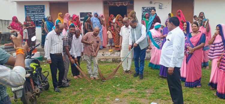 ग्राम पंचायत भवन और नमो पार्क में जन प्रतिनिधियों के साथ झाड़ू लगाकर दिया स्वच्छता का संदेश