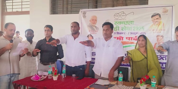 सिलौंडी में विधायक,मंडल अध्यक्ष ,सरपंच, उपसरपंच सहित जन प्रतिनिधि ने किया श्रमदान