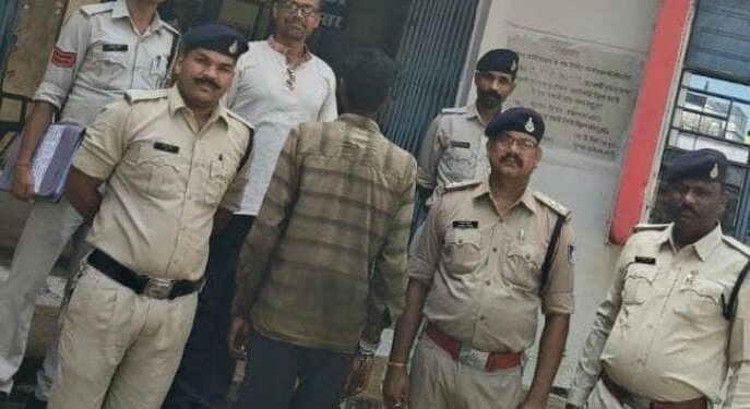 नाबालिका से दुष्कर्म का फरार आरोपी शाजापुर से गिरफ्तार, पुलिस ने भेजा जेल  शादी का प्रलोभन देकर कई बार किया दुष्कर्म,पुलिस ने किया कार्रवाई