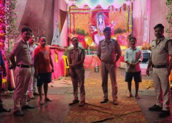 नवरात्र पर पुलिस सतर्क, दुर्गा पंडालों और रामलीला मंचों का किया निरीक्षण