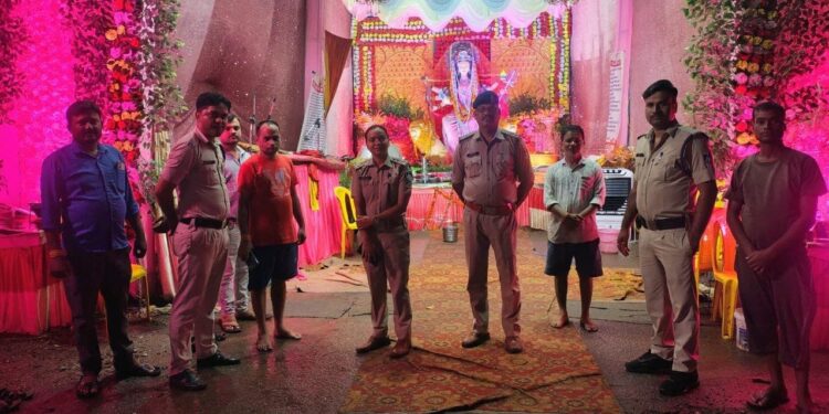 नवरात्र पर पुलिस सतर्क, दुर्गा पंडालों और रामलीला मंचों का किया निरीक्षण
