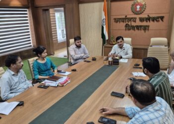 * *किडनी फेलियर के प्रकरणों के संबंध में कलेक्टर श्री सिंह ने सीएमएचओ, डीन मेडिकल कॉलेज एवं अन्य डॉक्टरों के साथ की बैठक*