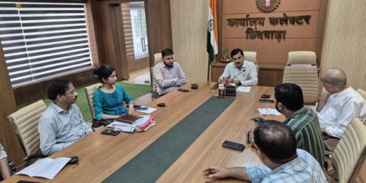 * *किडनी फेलियर के प्रकरणों के संबंध में कलेक्टर श्री सिंह ने सीएमएचओ, डीन मेडिकल कॉलेज एवं अन्य डॉक्टरों के साथ की बैठक*