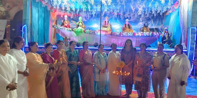*कटनी में चैतन्य देवियों की झांकी बनी आकर्षण का केंद्र* *साधुराम स्कूल परिसर में विराजमान माता रानी के पंडाल में मिल रहे झांकियां के दर्शन*