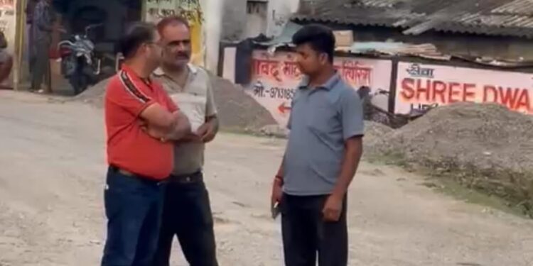 *कैमोर मैं स्थानीय नागरिकों की सक्रियता से पकड़ी गई अवैध शराब* *अवैध शराब का परिवहन करने बिना नंबर की गाड़ियों का हो रहा उपयोग* *कुठला थाने में 70 पेटी शराब पकड़े जाने के बाद से फरार है झल्ला*