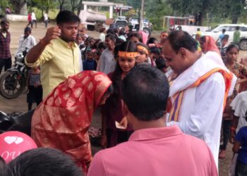मां वीरासन देवी मंदिर में आयोजित देवी जागरण और भंडारे में हजारों भक्तों ने हिस्सा लिया। इस अवसर पर संत श्री 108 बनवारी दास महाराज भरभरा वालों का आगमन हुआ