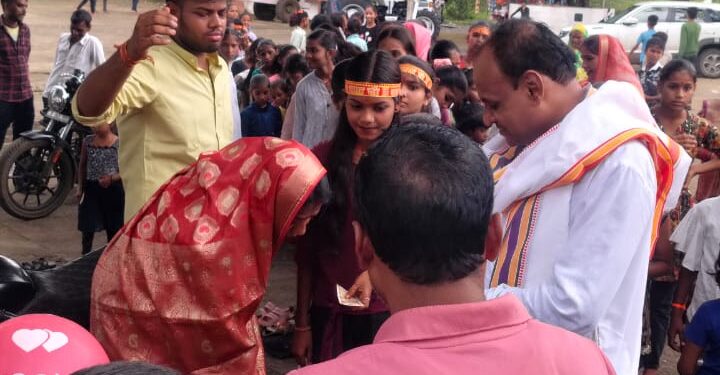 मां वीरासन देवी मंदिर में आयोजित देवी जागरण और भंडारे में हजारों भक्तों ने हिस्सा लिया। इस अवसर पर संत श्री 108 बनवारी दास महाराज भरभरा वालों का आगमन हुआ