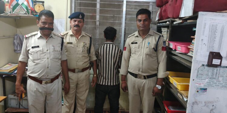 – “कर्नाटक से गिरफ्तार हुआ कटनी का कुख्यात आरोपी करन उर्फ टीच पारधी” – “लूट की वारदातों में वांछित आरोपी पर 10,000 रुपये का इनाम घोषित था”