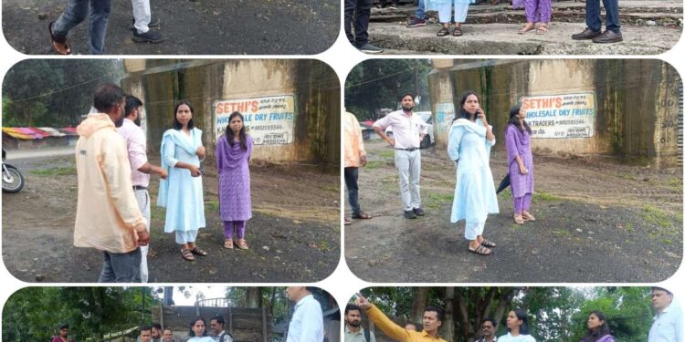 जबलपुर में निगमायुक्त प्रीति यादव ने श्रीगणेश महोत्सव पर्व के दौरान विसर्जन कुंडों का निरीक्षण किया। उन्होंने तिलवाराघाट विसर्जन कुंड और हनुमानताल तालाब की व्यवस्थाओं का जायजा लिया और अधिकारियों को आवश्यक दिशा-निर्देश दिए।