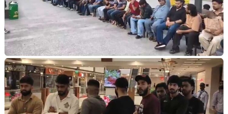 भारत में आज से शुरू हुई आईफोन 17 की बिक्री, दिल्ली से लेकर मुंबई तक एपल स्टोर के बाहर लगीं लंबी लाइनें