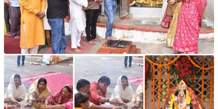 *नगर निगम प्रांगण के नव निर्मित मंदिर में विधि-विधान से माता दुर्गा की प्रतिमा हुई स्थापित* *महापौर श्रीमती सूरी ने निगम पार्षदों एवं कर्मचारियों के साथ माता की आरती कर लिया आशीर्वाद*