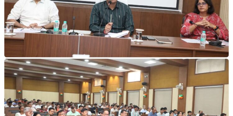 कलेक्टर श्री तिवारी ने की साप्ताहिक समय-सीमा बैठक में सीएम हेल्पलाइन, समग्र ई-केवाईसी, सेवा पखवाड़ा अभियान की समीक्षा
