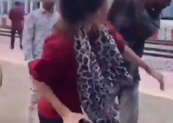 मजनू सरीखा दिखने वाले युवक की आशिक़ी का भूत कुछ इस तरह उतरा VIDEO