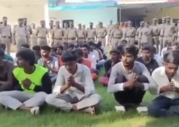 ज़मीन पर लगी ये कतार उन 124 लड़कों की है, पुलिस  ने जिले के अलग अलग कोचिंग सेंटर और स्कूलों के पास से धरा है। ये सभी आने जाने वाली लड़कियों के साथ छेड़खानी करते थे।