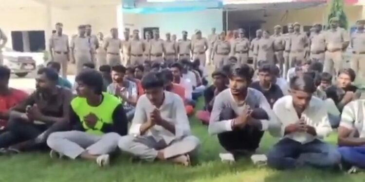 ज़मीन पर लगी ये कतार उन 124 लड़कों की है, पुलिस  ने जिले के अलग अलग कोचिंग सेंटर और स्कूलों के पास से धरा है। ये सभी आने जाने वाली लड़कियों के साथ छेड़खानी करते थे।