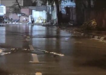 दिल्ली सचिवालय के पास पहुंचा पानी, बगल से गुजर रही यमुना का बढ़ रहा जलस्तर। निचले इलाकों में पानी बढ़ा‌। सुबह 5 बजे 207.47 मीटर पर दर्ज किया जलस्तर। दिल्ली में यमुना का खतरे का निशान 205.33 मीटर पर है‌।
