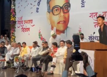 इंदौर में वाद-विवाद प्रतियोगिता में भाजपा महापौर के पुत्र संघमित्र भार्गव ने मोदी सरकार को दिखाया आईना।  जब बड़े-बड़े भाजपा नेता अपनी ही सरकार पर बोलने से डरते हैं, तब एक बच्चे ने मंच से सच्चाई कहने का साहस दिखाया! वह भी उस वक्त, जब पूरी सरकार मंच पर मौजूद थी।