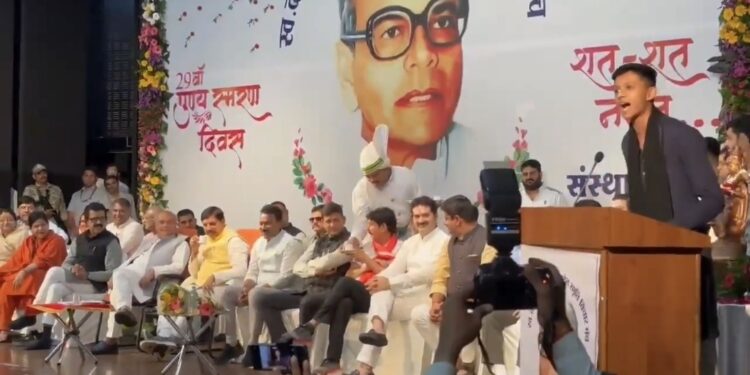 इंदौर में वाद-विवाद प्रतियोगिता में भाजपा महापौर के पुत्र संघमित्र भार्गव ने मोदी सरकार को दिखाया आईना।  जब बड़े-बड़े भाजपा नेता अपनी ही सरकार पर बोलने से डरते हैं, तब एक बच्चे ने मंच से सच्चाई कहने का साहस दिखाया! वह भी उस वक्त, जब पूरी सरकार मंच पर मौजूद थी।