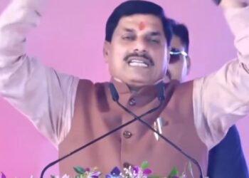 माता-बहनों का अपमान करना ही कांग्रेसी नेताओं का चरित्र है।  इसलिए, मेरी माता-बहनों! दुष्टों के संहार का संकल्प आपको लेना पड़ेगा…