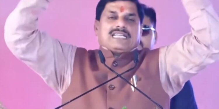 माता-बहनों का अपमान करना ही कांग्रेसी नेताओं का चरित्र है।  इसलिए, मेरी माता-बहनों! दुष्टों के संहार का संकल्प आपको लेना पड़ेगा…