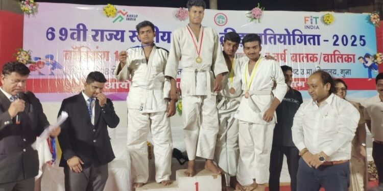 राज्यस्तरीय  जूडो स्पर्धा में जेपीवी डी  ए वी विद्यालय के विद्यार्थी  ने जीता रजत  पदक