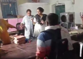 महिला लेखपाल रिश्वत लेते अरेस्ट 50 हजार की घूस लेते महिला लेखपाल गिरफ्तार देखिए पूरा  VIDEO