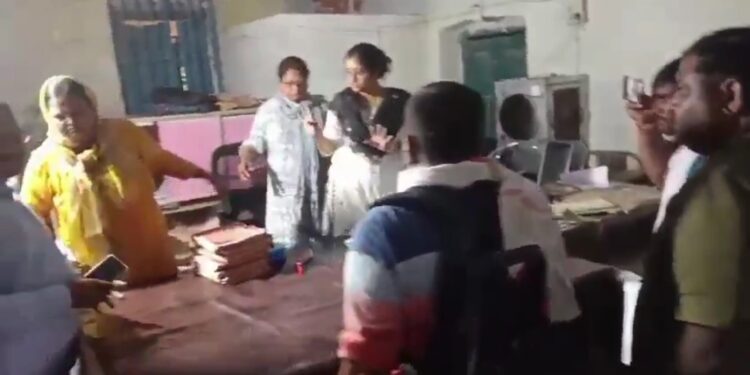 महिला लेखपाल रिश्वत लेते अरेस्ट 50 हजार की घूस लेते महिला लेखपाल गिरफ्तार देखिए पूरा  VIDEO