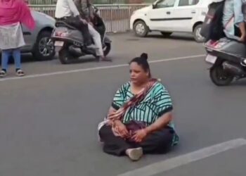 20 रुपये में 6 पानीपुरी की जगह खिलाए चार गोलगप्पे, गुजरात के वडोदरा में सड़क पर बैठी महिला। DIAL 112 टीम ने स्थिति को संभाला।