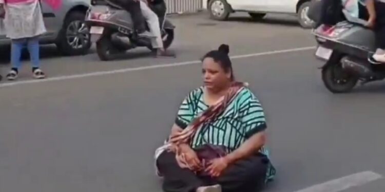 20 रुपये में 6 पानीपुरी की जगह खिलाए चार गोलगप्पे, गुजरात के वडोदरा में सड़क पर बैठी महिला। DIAL 112 टीम ने स्थिति को संभाला।