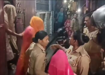 देखे VIDEO प्राइवेट गेस्ट हाउस में पुलिस ने सेक्स रैकेट पकड़ा गेस्ट हाउस मालिक गणेश अग्रवाल सहित 11 महिलाएं पुलिस कस्टडी में हैं।