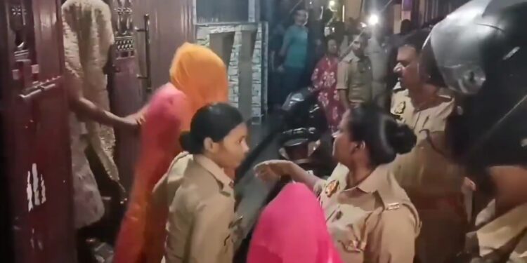 देखे VIDEO प्राइवेट गेस्ट हाउस में पुलिस ने सेक्स रैकेट पकड़ा गेस्ट हाउस मालिक गणेश अग्रवाल सहित 11 महिलाएं पुलिस कस्टडी में हैं।