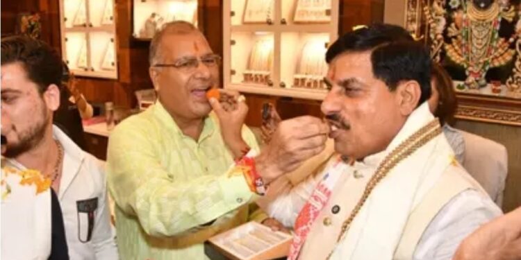 मुख्यमंत्री डॉ. मोहन यादव ने दशहरे की खरीदारी की, यूपीआई से किया भुगतान