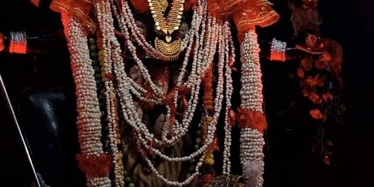 श्री काल भैरव जन सेवा समिति मसुरहा वार्ड गौतम मुहल्ला में मां काली का भव्य स्वरूप, 56 भोग अर्पित कर हुआ प्रसाद वितरण