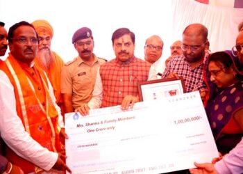 मुख्यमंत्री डॉ. यादव ने दिवंगत पुलिस कर्मियों को दी श्रद्धांजलि मृतक के परिजन को सौंपे चेक