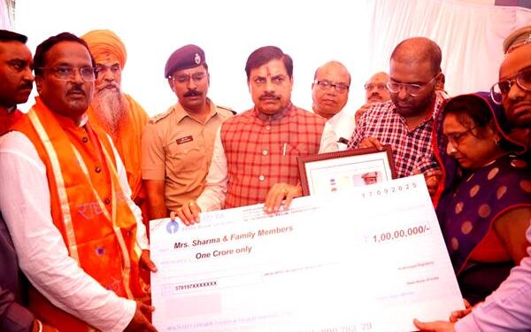 मुख्यमंत्री डॉ. यादव ने दिवंगत पुलिस कर्मियों को दी श्रद्धांजलि मृतक के परिजन को सौंपे चेक