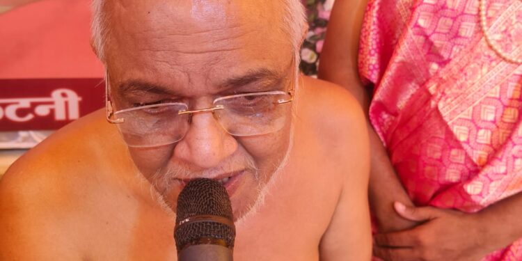 कटनी जैन समाज पंचायत समिति द्वारा आयोजित दशलक्षण पर्व के नौवें दिन जैन बोर्डिंग हाउस में मुनिश्री पदम सागर जी महाराज ने उत्तम अकिंचन धर्म पर चर्चा की