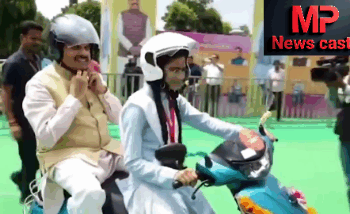कुशाभाऊ ठाकरे इंटरनेशनल कन्वेंशन सेंटर में मेधावी बच्चों को स्कूटी वितरण किया, चाबी सौंपने के बाद सीएम डॉ. मोहन यादव स्कूटी पर छात्रा के साथ बैठे