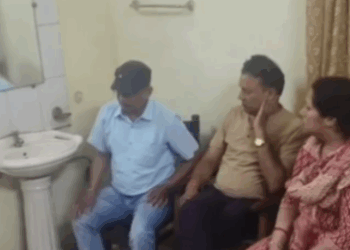 समग्र सर्व शिक्षा अभियान मंडला के डी पी सी अरविंद विश्वकर्मा पत्नी सहित साठ हजार रिश्वत लेते रंगे हाथों धाराएं