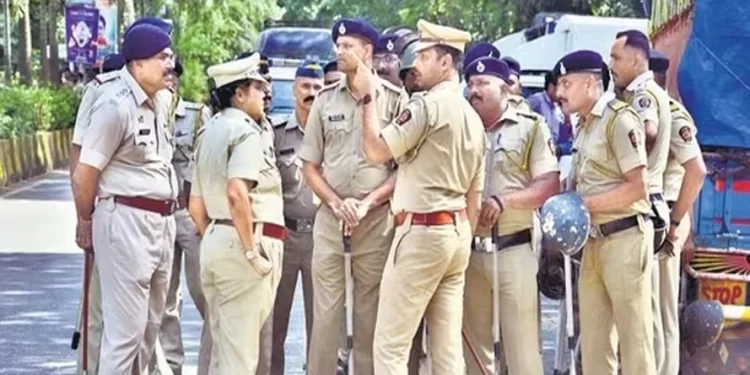 मध्यप्रदेश मैट्रिक और 8वीं पास युवाओं के लिए सरकारी नौकरी पाने का बहुत ही गोल्डन चांस है. मध्य प्रदेश कर्मचारी चयन बोर्ड ने राज्य पुलिस बल में कांस्टेबल पदों पर भर्तियों का विज्ञापन जारी कर दिया है.