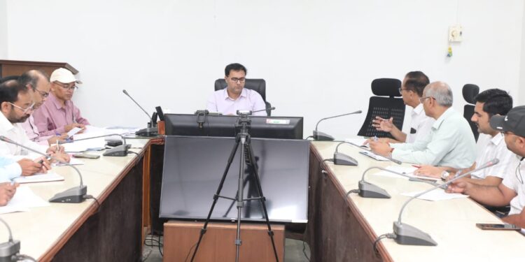 कलेक्टर श्री तिवारी ने धान उपार्जन कार्य की समीक्षा कर अधिकारियों को दिये निर्देश दलालों और बिचौलियों पर रखें पैनी नजर उड़नदस्ता दल और नोडल अधिकारियों की करें तैनाती