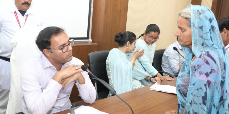 कलेक्टर श्री तिवारी ने जनसुनवाई में सुनीं 221 आवेदकों की समस्याएं  अधिकारियों को दिए निराकरण के निर्देश