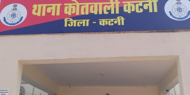 *गर्ग चौराहा शराब दुकान संचालक के विरुद्ध कोतवाली पुलिस की सख्त कार्यवाही* *अवैध शराब विक्रय का वीडियो वायरल होने पर लायसेंसी एवं सेल्समेन पर प्रकरण दर्ज*