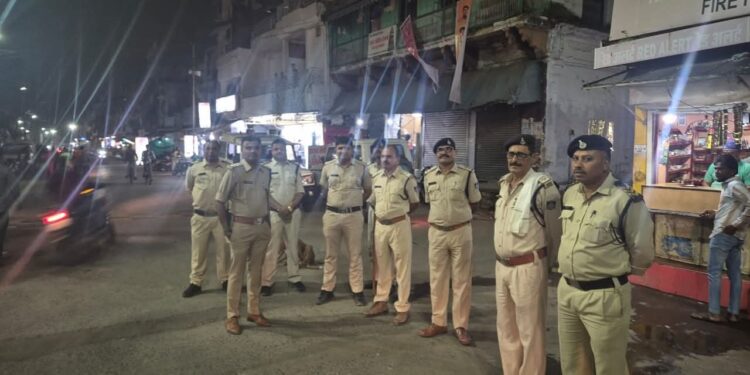 *अपराधों की रोकथाम हेतु पुलिस अधीक्षक जबलपुर श्री सम्पत उपाध्याय ने कराई कांबिंग गस्त’’* *👉 कांबिंग गस्त में कई वर्षों से फरार मामलों के 310 वारंट किए गए तामील’’* *👉 पकड़े गये अवैध शराब के कारोबार में लिप्त 22 आरोपी, 39 लीटर कच्ची एवं 574 पाव देशी शराब जप्त* *👉पकड़े गए अवैध हथियार लेकर घूमते 4 आरोपी, 4 चाकू जप्त*