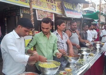 छोटी मढिया समिती ने किया पोहा जलेबी के प्रसाद वितरण