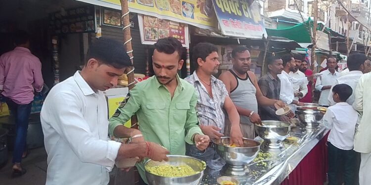 छोटी मढिया समिती ने किया पोहा जलेबी के प्रसाद वितरण