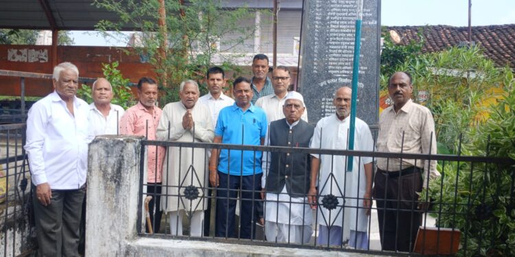 सिलौंडी में जय स्तंभ और ग्राम पंचायत भवन सिलौंडी में महात्मा गांधी और लाल बहादुर की शास्त्री की जयंती मनाई